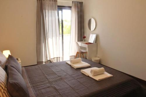 - une chambre avec un lit et 2 serviettes dans l'établissement Casa da Marina, à Lagos
