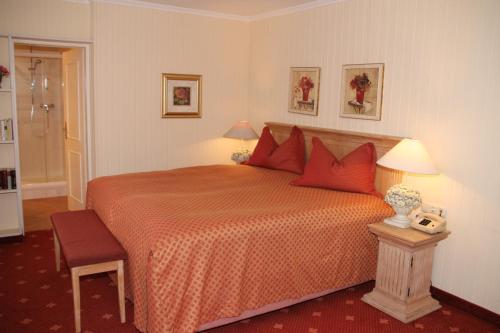 Ένα ή περισσότερα κρεβάτια σε δωμάτιο στο Romantik im Hotel Villa Röhl