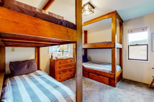 um quarto com 2 beliches e uma cómoda em Comstock Retreat em Sea Ranch