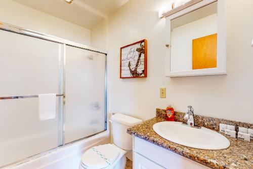 uma casa de banho com um WC, um lavatório e um chuveiro em Comstock Retreat em Sea Ranch