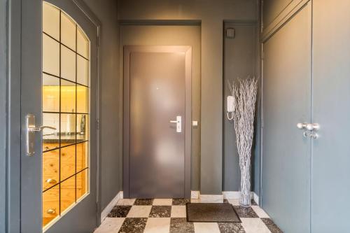 a hallway with a door and a tile floor at Fuths Penthouse 55 in Antwerp