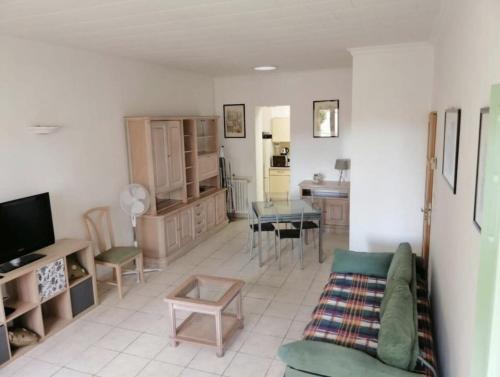 un salon avec un canapé et une table dans l'établissement C091-Bel Appartement - Secteur Cannes Mero - 4 Personnes, à Cannes