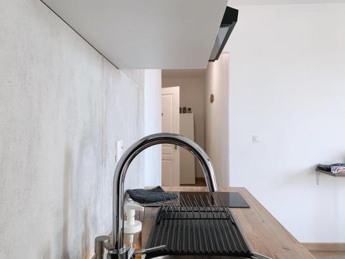 una cucina con panca di metallo in una camera di ---The Century---Au Centre d'Annecy ad Annecy