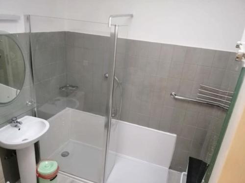 une douche avec une porte vitrée à côté d'un lavabo dans l'établissement C091-Bel Appartement - Secteur Cannes Mero - 4 Personnes, à Cannes