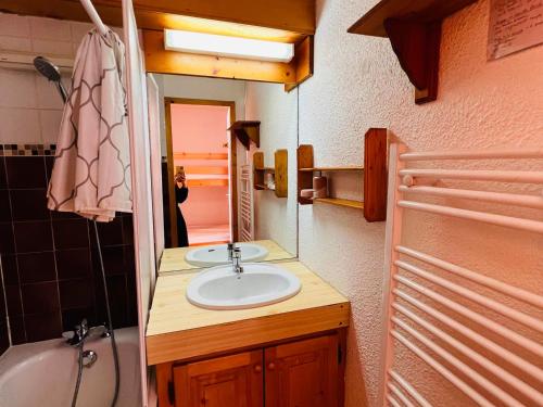 a bathroom with a sink and a mirror and a tub at Studio Cabine ensoleillé aux Saisies – 4 pers, Balcon Sud, Proche Pistes et Commerces - FR-1-293-166 in Les Saisies