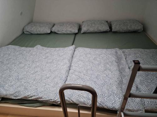 1 cama con 4 almohadas en una habitación en Apartma GABER 125 - Rogla en Zreče