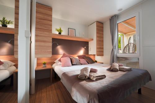 Un pat sau paturi într-o cameră la Casa Grande Mobile Home