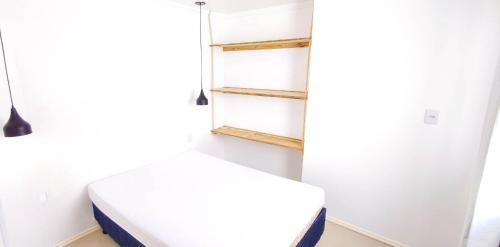 um quarto com uma cama e uma janela em Residencial Viva Torres - Casas com 2 Dorms, Ar e Piscina Aquecida na Praia da Cal em Torres