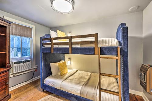 Bunk bed o mga bunk bed sa kuwarto sa Cozy Eureka Springs Cottage, Walk to Dtwn!