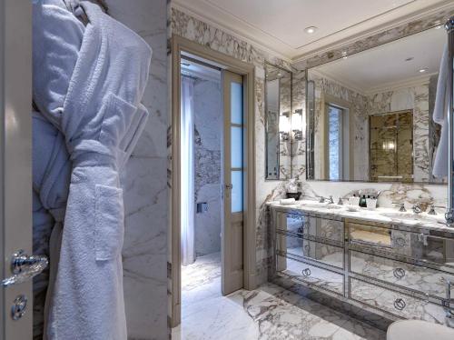 y baño con ducha, lavabo y espejo. en MARQUIS Faubourg Saint-Honoré Relais & Châteaux, en París