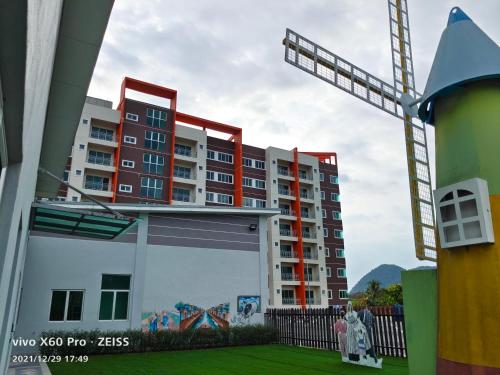 a building with a crane on top of it at Pavilionvillie M1T584 by irainbow in Simpang Pulai