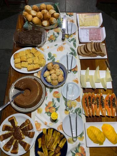 un tavolo apparecchiato con tanti tipi diversi di cibo di Pousada Encantos do Mar a Arraial d'Ajuda