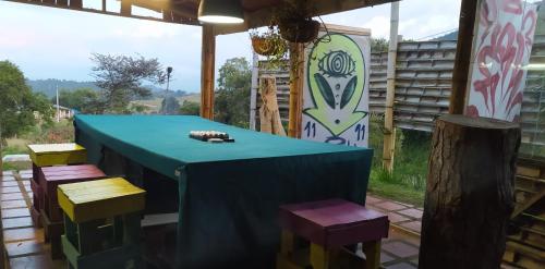 einen blauen Tisch und Stühle auf einer Terrasse in der Unterkunft Fábrica de Experiencias - FINCA COMPLETA 2 personas in Santa Elena