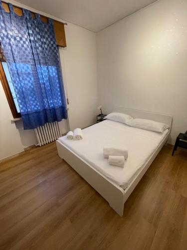 sypialnia z białym łóżkiem i ręcznikami na nim w obiekcie Appartamento lazise w mieście Lazise