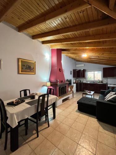 Ένα ή περισσότερα κρεβάτια σε δωμάτιο στο House near the Athens Airport, Spata.