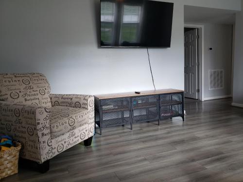 Private Duplex Near BWI Easy Access to I95にあるテレビまたはエンターテインメントセンター