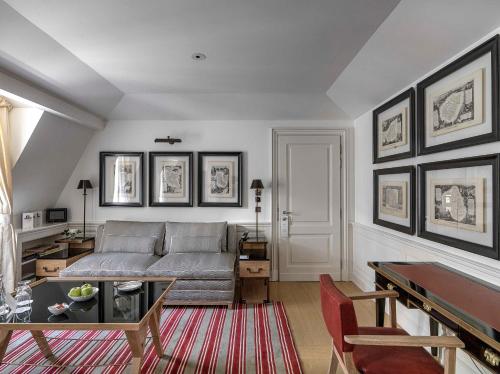 a living room with a couch and a table at MARQUIS Faubourg Saint-Honoré Relais & Châteaux in Paris