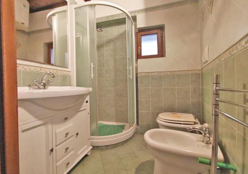 カポリーヴェリにあるLe Maree Il Vicoloのバスルーム(トイレ、洗面台、シャワー付)