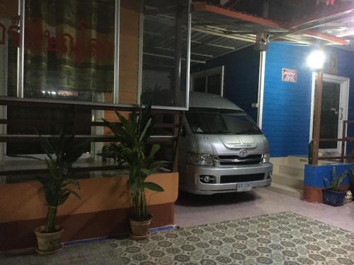 a van parked in a garage next to a building at บุญจินดา รีสอร์ท in Ban Phayom