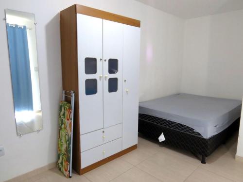 1 dormitorio pequeño con 1 cama y armario en Oásis do Mutá Residencial, en Porto Seguro