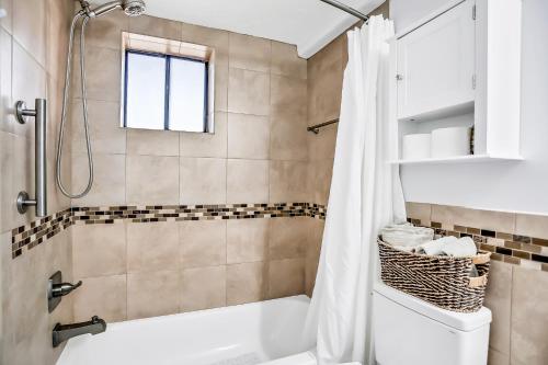 Koupelna v ubytování Polished oceanfront condo with pool access, private balcony & washer/dryer