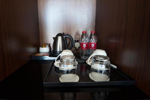 Kemudahan buat kopi dan teh di Queen Palace Hotel