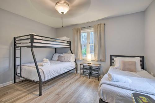 Pocono LakeにあるBeautiful Pocono Lake Cottage with Game Room!のベッドルーム1室(二段ベッド2台、窓付)が備わります。