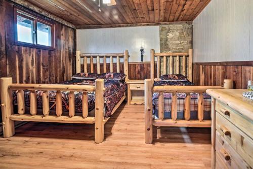 Duas camas num quarto com paredes de madeira em New Paris Cabin about 11 Mi to Shawnee State Park 