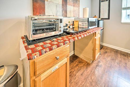 Springfield Apt with Deck and Central Location!にあるキッチンまたは簡易キッチン