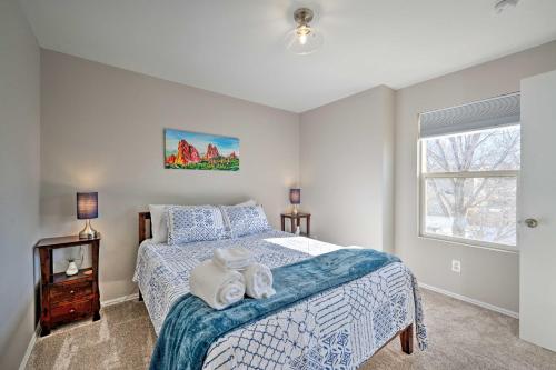 een slaapkamer met een bed met handdoeken erop bij Spacious Thornton Home with Private Backyard! in Thornton