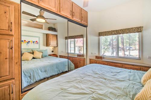 une chambre avec deux lits et un grand miroir dans l'établissement Near Hiking Cabin with Deck and Grill in Show Low, à Show Low