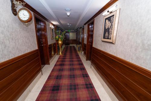  Queen Palace Hotel -  Room  picture :   Tea/Coffee maker    Minibar    Shower                           