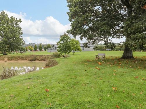 Taman di luar 2 Oak Park