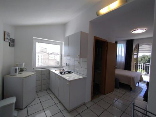 biała kuchnia ze zlewem i oknem w obiekcie Studio apartment in Rovinj with Terrace, Air condition, WIFI, Washing machine (4686-6) w Rovinj