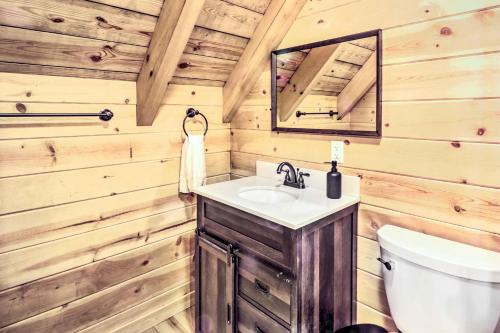 łazienka z umywalką i toaletą w obiekcie Peaceful Free Union Cabin with Deck and Mtn Views 