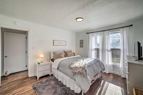 ein Schlafzimmer mit einem Bett und einem großen Fenster in der Unterkunft Charming Riverfront Retreat in Monticello! in Monticello