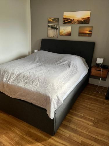 Apart Inn Feldstrasse في وينتربرغ: سرير كبير في غرفة نوم مع أرضية خشبية