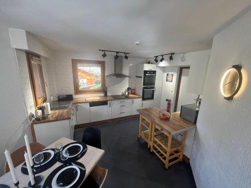 - une petite cuisine avec une table et un comptoir dans l'établissement Chalet Chantelle, à Morzine