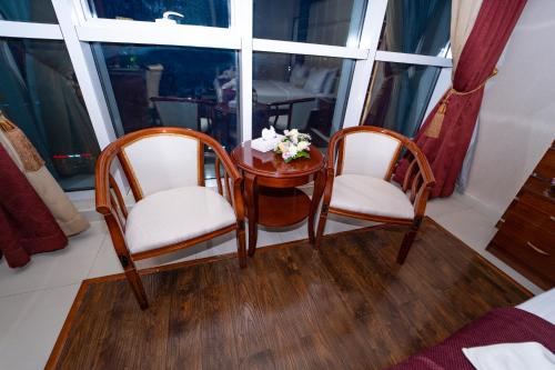 Ruang duduk di Queen Palace Hotel