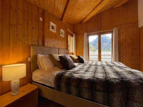 um quarto com uma cama grande e uma janela em Chalet Chantelle em Morzine