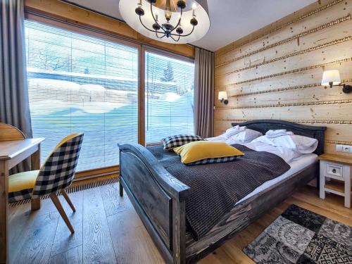 - une chambre avec un lit, un bureau et une fenêtre dans l'établissement VisitZakopane - Coral Spa Apartment, à Zakopane