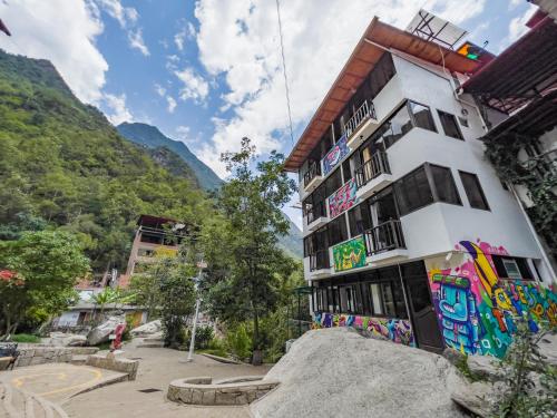 a building with graffiti on the side of it at Supertramp Hostel Machupicchu in Machu Picchu