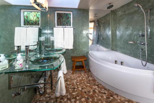 ein Badezimmer mit einer Badewanne, einem Waschbecken und einer Badewanne in der Unterkunft Puffin's Perch in Fort Bragg