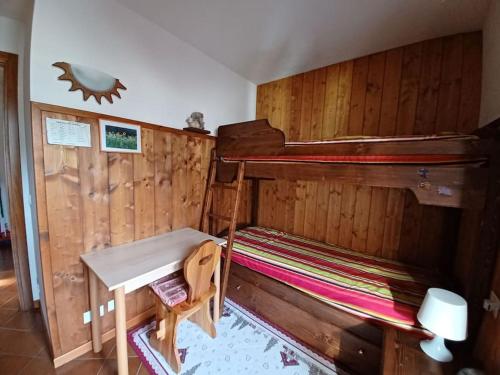 a bedroom with a bunk bed and a table in it at casa Margherita in Massimeno