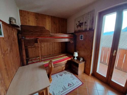a small room with a table and a bunk bed at casa Margherita in Massimeno