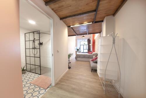 een hal met een glazen deur naar een woonkamer bij B - NOGUERA APARTMENTS - ARTS AND SCIENCIES in Valencia