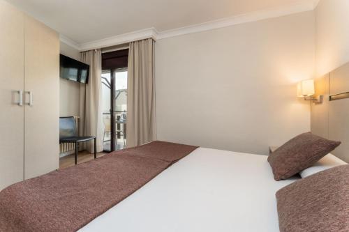  Hotel & Aparthotel Cosmos -  Room  picture :   Bath    Safety deposit box    TV                           