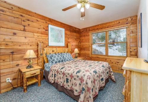 1 dormitorio con 1 cama en una habitación con paredes de madera en Scenic Wonders & Apt., en Yosemite West