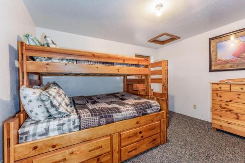 a bedroom with a bunk bed and a dresser at Scenic Wonders & Apt. in Yosemite West