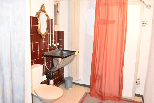 ヴァルベラにあるArp (386 Bä) UGのバスルーム(トイレ、洗面台付)